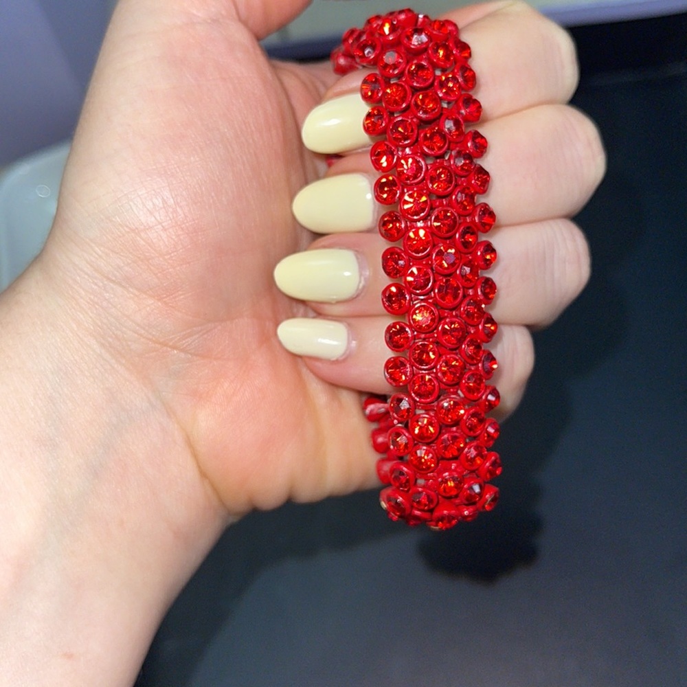 Stretch GORGEOUS RED hot crystal bracelet, red metal used